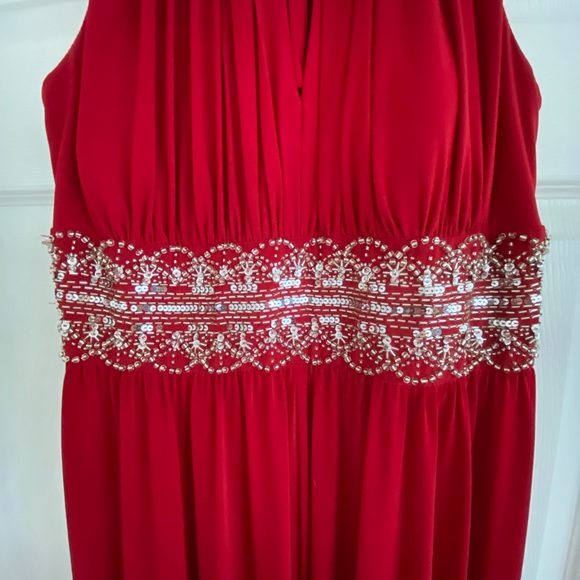 Burgundy red floor length gown - Picture 2 of 7